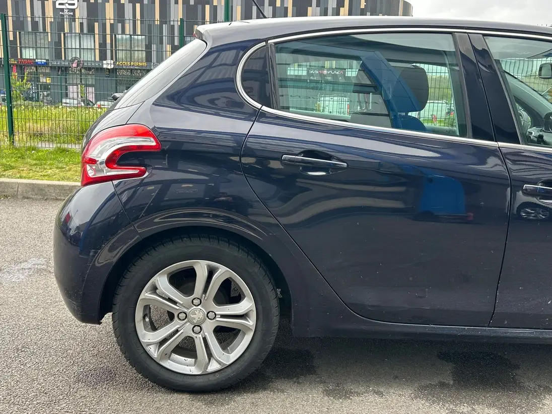 PEUGEOT 208 – Image 12