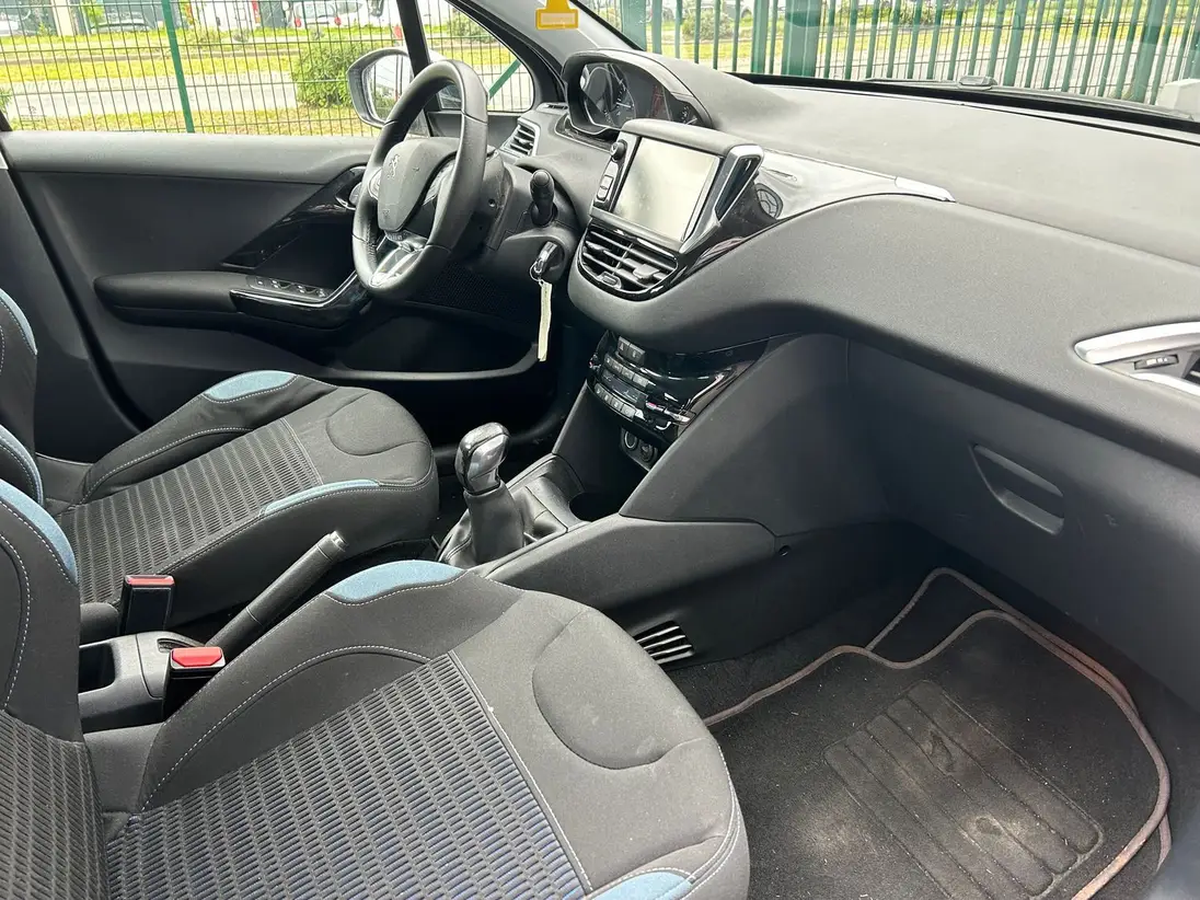 PEUGEOT 208 – Image 15