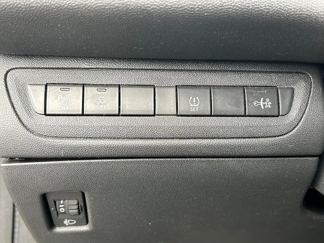 PEUGEOT 208 – Image 16