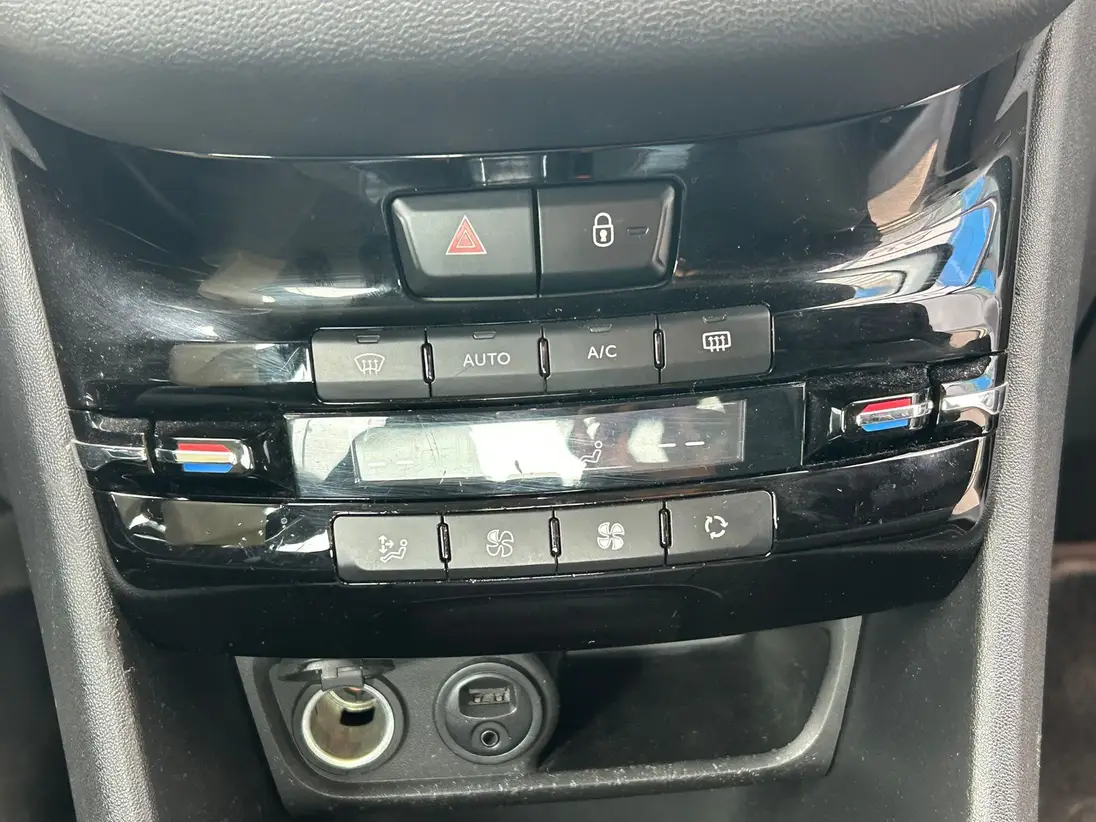 PEUGEOT 208 – Image 17