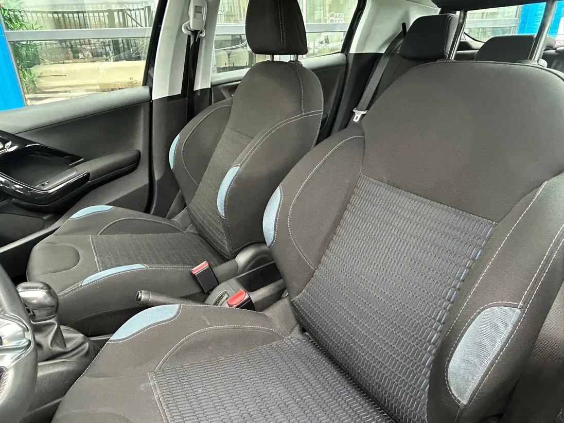 PEUGEOT 208 – Image 6