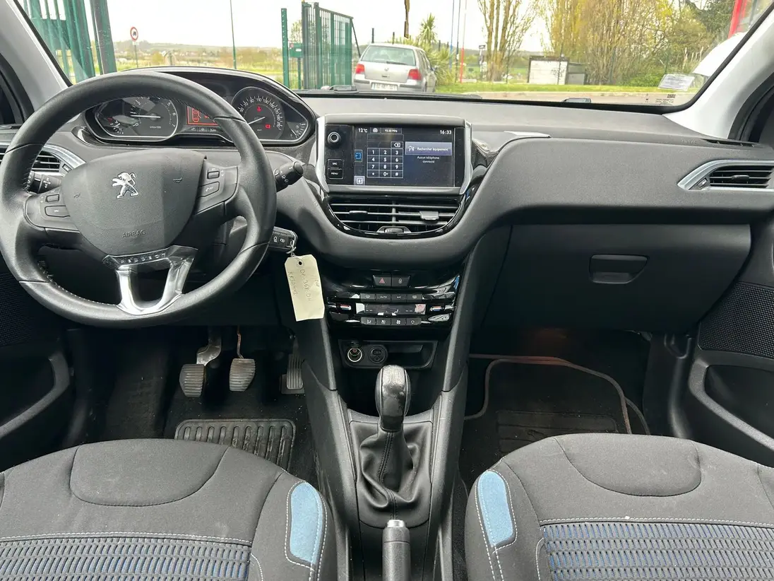 PEUGEOT 208 – Image 7