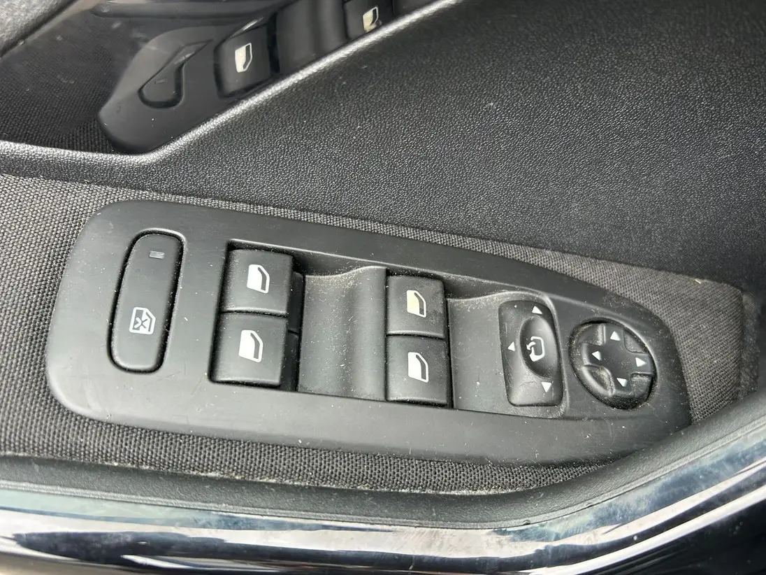 PEUGEOT 208 – Image 8