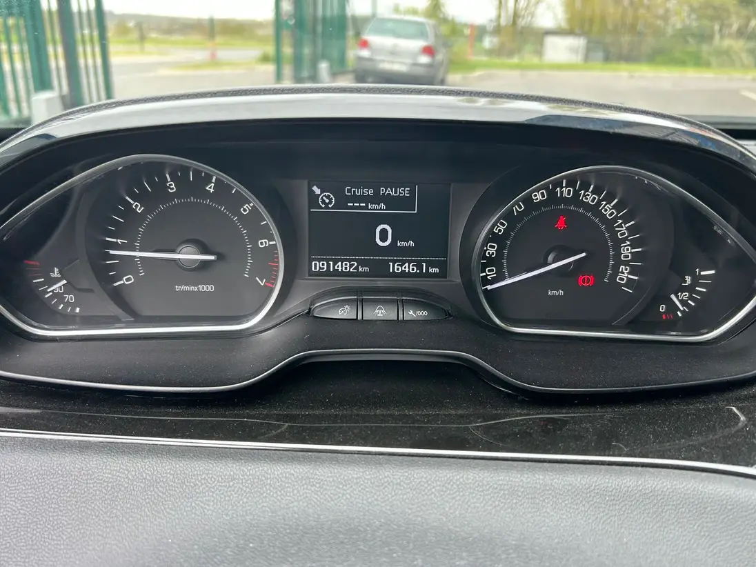 PEUGEOT 208 – Image 9